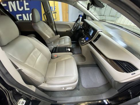 Used 2020 Toyota Sienna XLE w/ XLE Navigation Package image 26