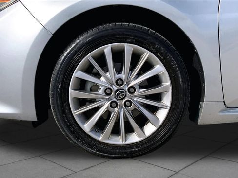 Used 2018 Toyota Avalon Limited FWD image 11
