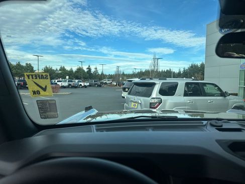 Used 2025 Ford Bronco Badlands image 13