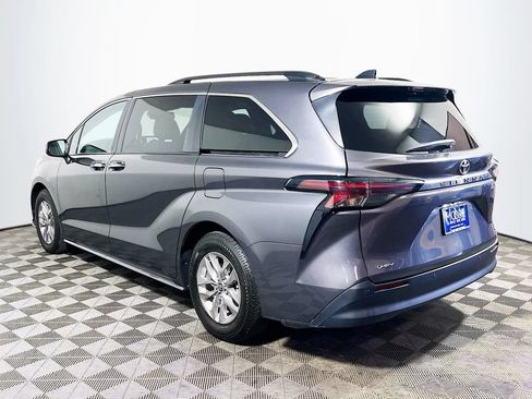 Certified 2025 Toyota Sienna XLE FWD image 5