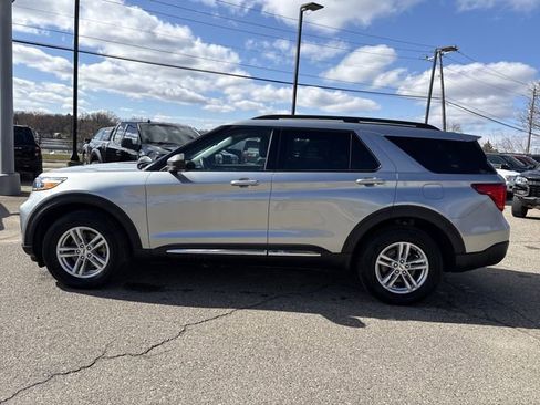 Used 2024 Ford Explorer XLT w/ Equipment Group 202A image 8
