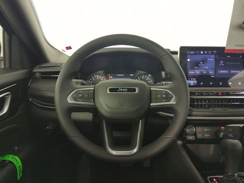 New 2026 Jeep Compass Latitude image 17