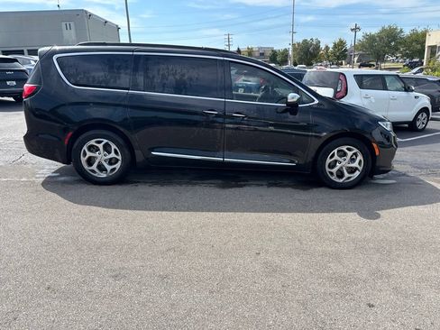Used 2023 Chrysler Pacifica Limited FWD image 2