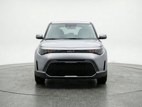 Used 2025 Kia Soul LX w/ LX Technology Package FWD image 2