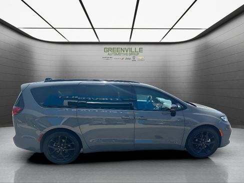 Used 2025 Chrysler Pacifica Limited FWD image 10