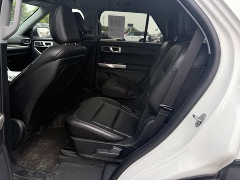 Used 2020 Ford Explorer XLT w/ Equipment Group 202A AWD/4WD image 15