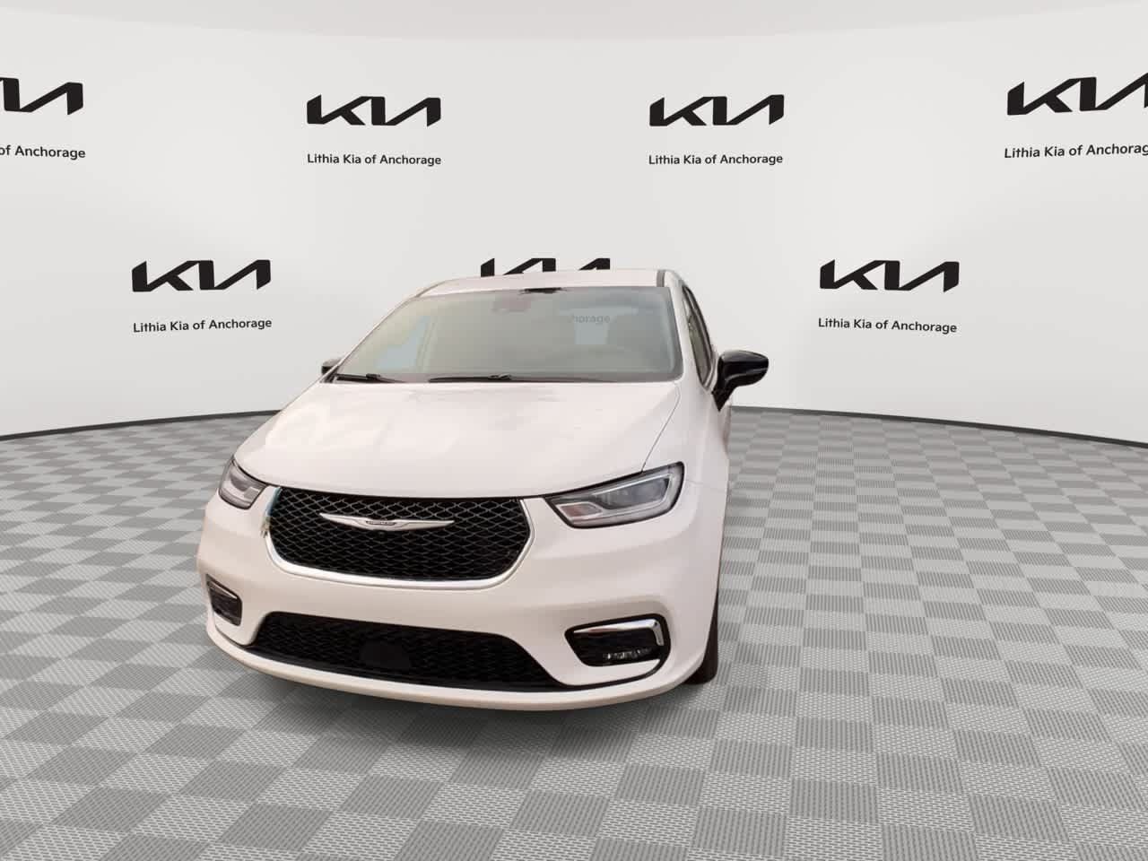 Used 2024 Chrysler Pacifica Touring-L FWD image 6
