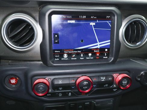 Used 2018 Jeep Wrangler Unlimited Sahara image 16