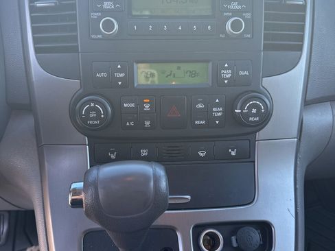 Used 2010 Kia Sedona EX w/ Luxury Pkg image 9