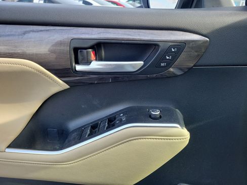 Used 2023 Toyota Highlander L image 17