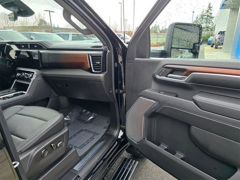 Used 2024 GMC Sierra 3500 Denali w/ Denali Reserve Package image 10