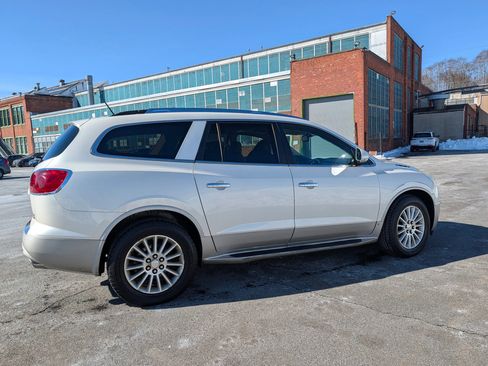 Used 2010 Buick Enclave CXL image 2