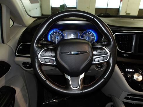 Used 2020 Chrysler Pacifica Touring-L FWD image 14