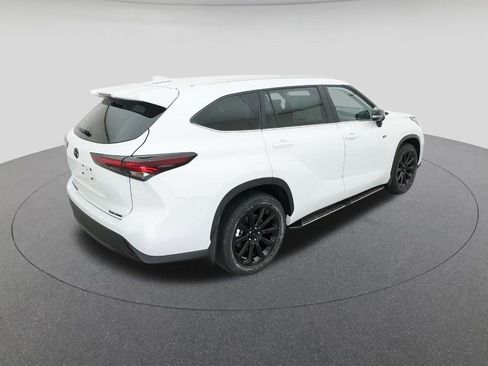 New 2026 Toyota Highlander XLE image 9