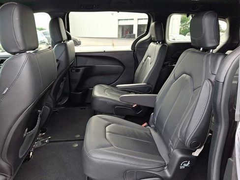 Used 2020 Chrysler Pacifica Touring-L w/ Advanced Safetytec Group AWD/4WD image 13