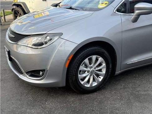 Used 2019 Chrysler Pacifica Touring-L image 10