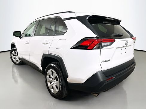 Used 2021 Toyota RAV4 LE image 5