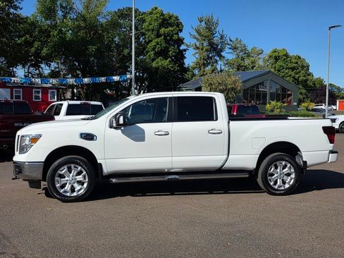 Used 2019 Nissan Titan SV w/ SV Convenience Package image 6