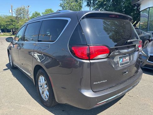 Used 2020 Chrysler Pacifica Touring-L FWD image 3