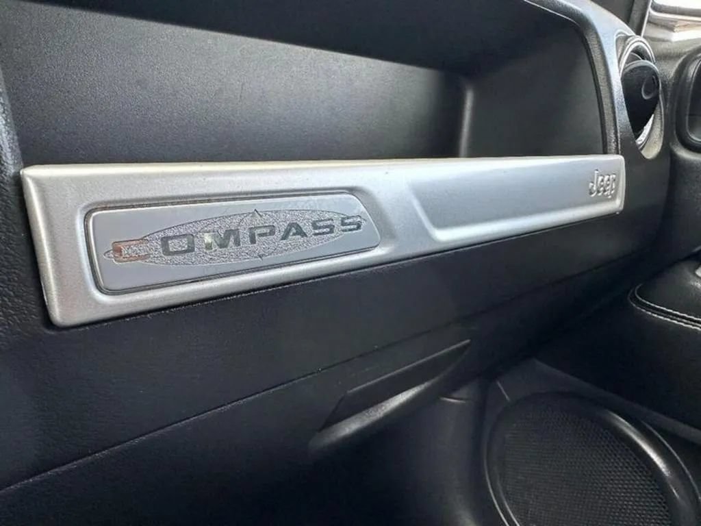 Used 2016 Jeep Compass Latitude FWD image 15