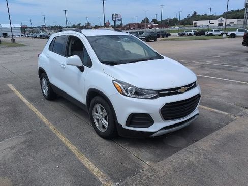 Used 2022 Chevrolet Trax LT w/ LT Convenience Package FWD image 2