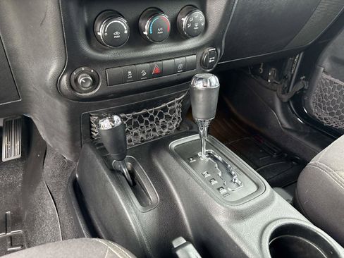 Used 2014 Jeep Wrangler Unlimited Sahara w/ Dual Top Group AWD/4WD image 11