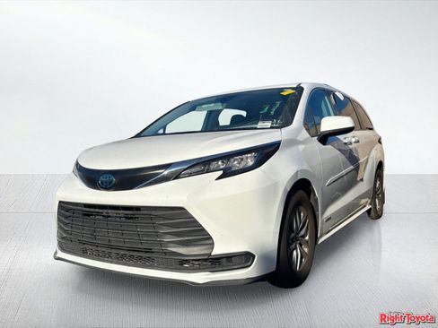 Certified 2021 Toyota Sienna LE FWD image 2