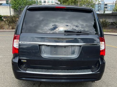 Used 2013 Chrysler Town & Country Touring FWD image 5