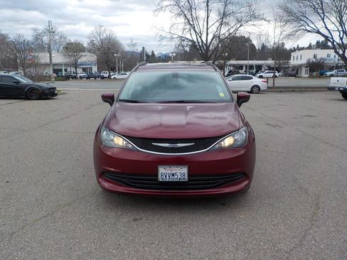Used 2020 Chrysler Voyager LX image 3
