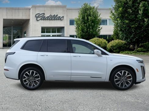 Used 2022 Cadillac XT6 Sport w/ Technology Package image 8