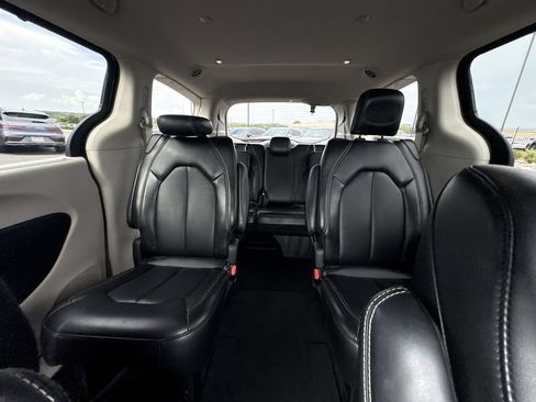 Used 2024 Chrysler Pacifica Touring-L FWD image 13