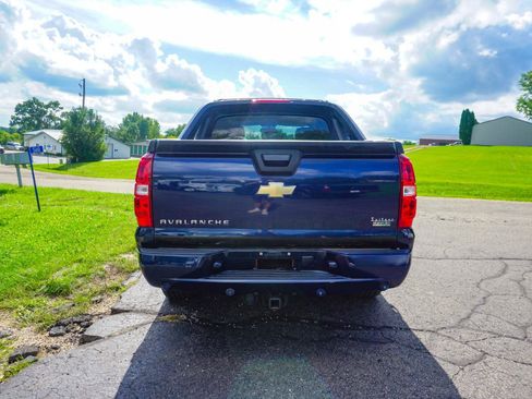 Used 2011 Chevrolet Avalanche LT w/ Luxury Package AWD/4WD image 4