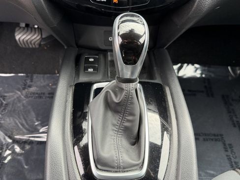 Used 2019 Nissan Rogue SV w/ Premium Package image 26