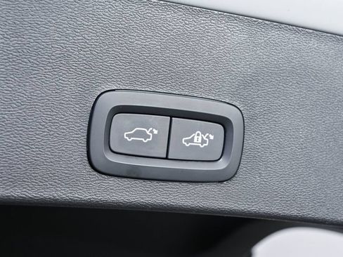 Certified 2025 Volvo XC40 B5 Plus AWD/4WD image 31