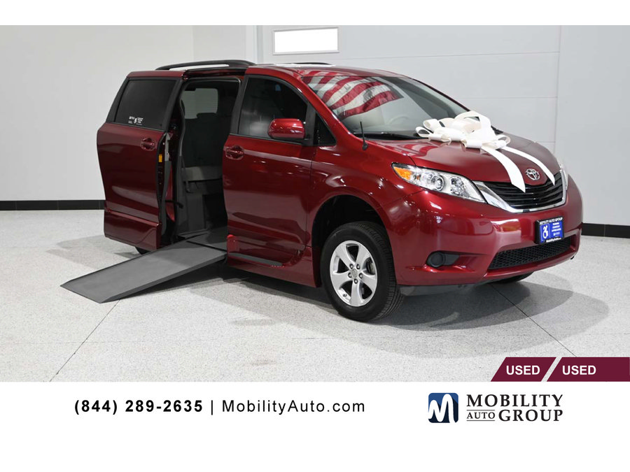 Used 2013 Toyota Sienna LE FWD image 1