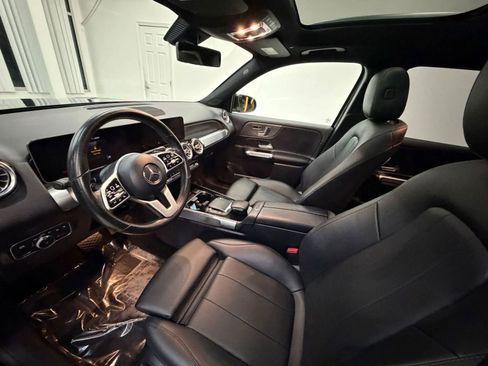 Used 2021 Mercedes-Benz GLB 250 4MATIC w/ Premium Package image 14
