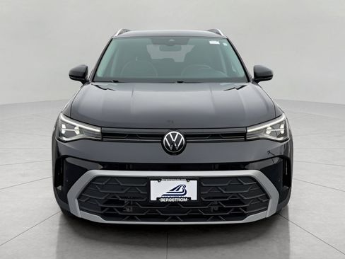 Used 2025 Volkswagen Taos SE AWD/4WD image 3