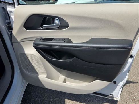 Certified 2024 Chrysler Pacifica Touring-L FWD image 25