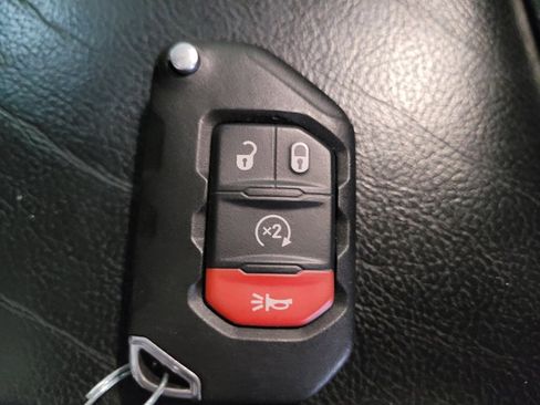 Used 2019 Jeep Wrangler Unlimited Sahara AWD/4WD image 32