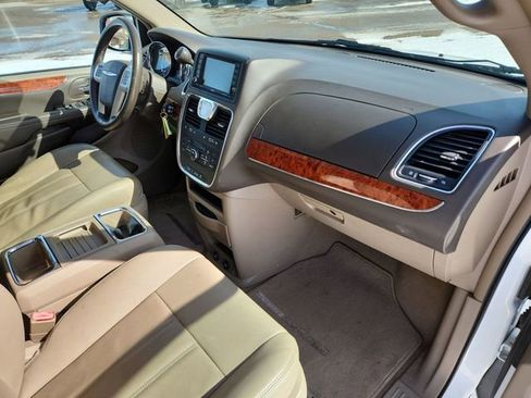 Used 2016 Chrysler Town & Country Touring image 26