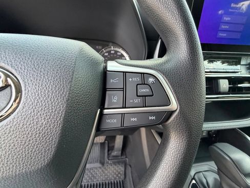Used 2023 Toyota Highlander L AWD/4WD image 37