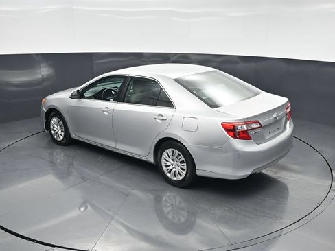 Used 2014 Toyota Camry LE FWD image 35