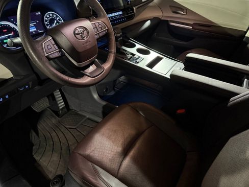 Used 2024 Toyota Sienna Platinum image 27