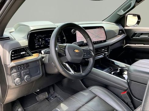 Used 2025 Chevrolet Tahoe High Country AWD/4WD image 12