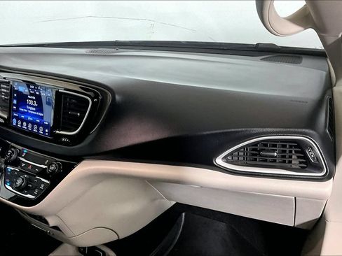 Used 2017 Chrysler Pacifica Touring Plus w/ Tire & Wheel Group FWD image 12