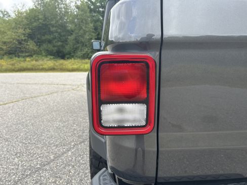 Used 2022 Jeep Gladiator Sport AWD/4WD image 11