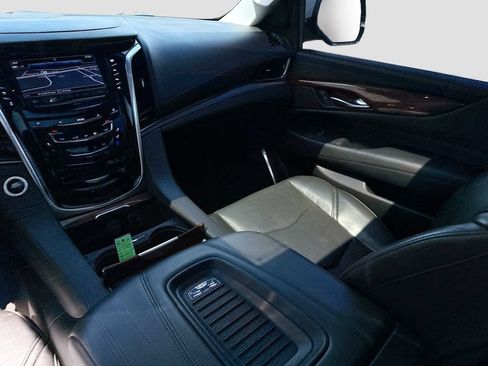 Used 2019 Cadillac Escalade Luxury AWD/4WD image 25