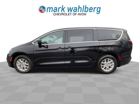 Used 2024 Chrysler Pacifica Touring-L FWD image 5