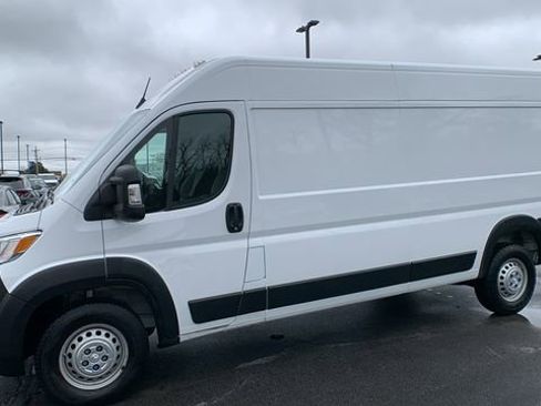 Used 2024 RAM ProMaster 2500 w/ Convenience Group FWD image 2