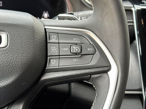 Used 2023 Jeep Grand Cherokee Laredo image 28